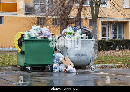 Plein, débordant des poubelles Banque D'Images