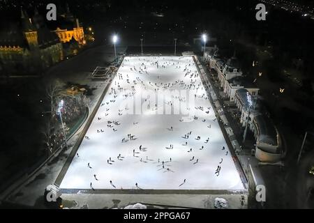 Les gens patinant sur la patinoire de Budapest Banque D'Images