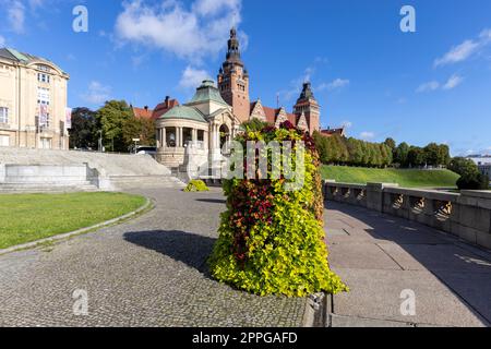 Chrobry Embankment, (Hakena Terrace), bureau de la voïvodie de Szczecin et rotonde nord, Szczecin, Pologne Banque D'Images