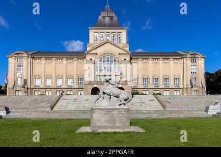 Musée national de Szczecin situé sur le quai de Chrobry et la sculpture Hercule combattant un centaure, Szczecin, Pologne Banque D'Images