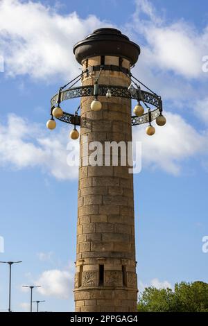 Tour d'éclairage stylisée comme un phare sur le quai de Chrobry, terrasse le long de la rivière Odra, Szczecin, Pologne Banque D'Images