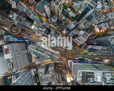 Hong Kong 04 novembre 2021 : vue de dessus de la ville animée de Hong Kong dans la soirée Banque D'Images