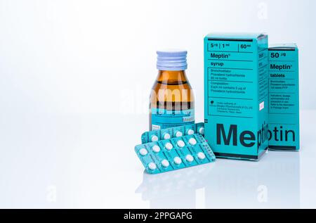 CHONBURI, THAÏLANDE-23 SEPTEMBRE 2022 : sirop Meptin en flacon et comprimés Meptin en blister avec emballage en carton. Chlorhydrate de protocérol. Otsuka Pharmaceutical. Médicament bronchodilatateur. Banque D'Images