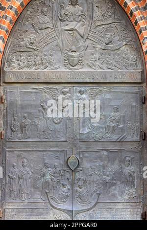 Cathédrale de Szczecin, porte d'entrée décorative avec heurtoir de porte en bronze, Szczecin, Pologne Banque D'Images