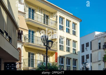 ESTEPONA, ESPAGNE - 12 OCTOBRE 2021 : rues d'Estepona, ville andalouse typique de la Costa del sol, province de Malaga, sud de l'Espagne Banque D'Images