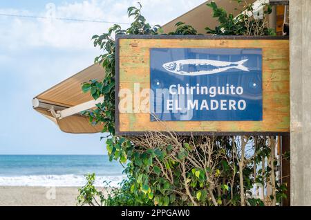 ESTEPONA, ESPAGNE - 12 OCTOBRE 2021 : Chiringuito sur la plage d'Estepona, sur la Costa del sol, province de Malaga, sud de l'Espagne. Un 'chiringuito' est un petit bar, vendant des boissons, des tapas et parfois des repas, dans un bâtiment plus ou moins provisoire, souvent sur un Banque D'Images