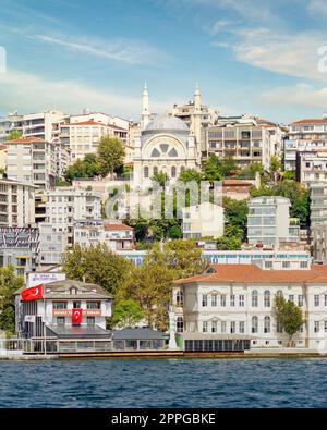 Vue depuis le détroit du Bosphore dans le quartier de Karakoy surplombant la mosquée Cihangir, et les maisons traditionnelles, Istanbul, Turquie Banque D'Images