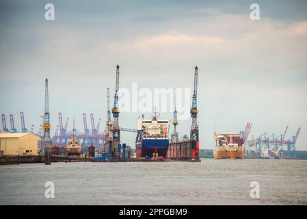 Vue sur le port de Hambourg à l'aube, Allemagne. Banque D'Images