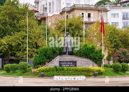 Place à Buyukada, ou île des Princes, avec la statue du fondateur de la Turquie moderne, Mustafa Kemal Ataturk, Istanbul, Turquie Banque D'Images