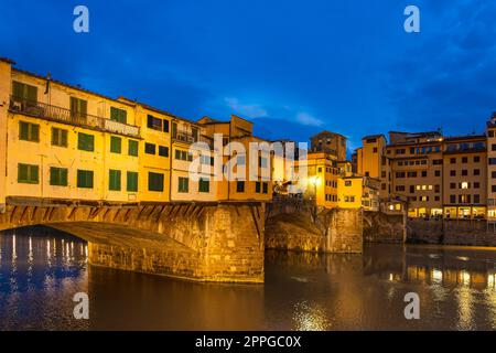 Vue sur le pont Ponte Vecchio dans la ville de Florence, Italie Banque D'Images