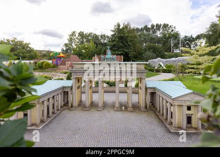 Baltic Park of miniatures, petite réplique de la porte de Brandebourg à Berlin, Allemagne Miedzyzdroje, Pologne Banque D'Images