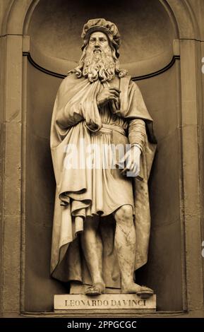 Léonard de Vinci - Statue du génie, située en face de la Galerie des Offices de Florence, en Italie, dans les parties communes Banque D'Images