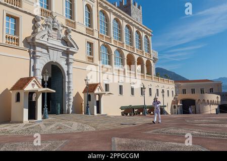 Monte Carlo - garde avec uniforme d'été à pied devant le Palais Royal Banque D'Images