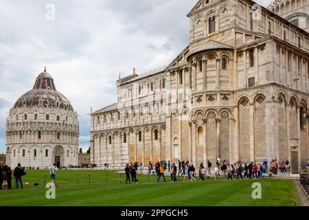 Touristes sur la Piazza del Duomo avant la cathédrale de Pise et le baptistère de Pise de Saint John, Pise, Italie Banque D'Images