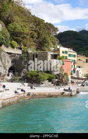 Vue sur le bord de mer et maisons typiques dans un petit village, Monterosso, Cinque Terre, Italie Banque D'Images