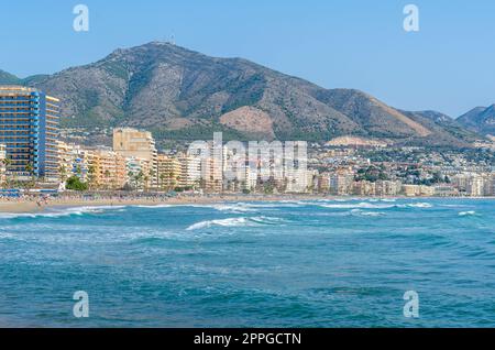 FUENGIROLA, ESPAGNE - 13 OCTOBRE 2021 : vue sur la plage de Fuengirola, ville située sur la Costa del sol, Andalousie, sud de l'Espagne Banque D'Images