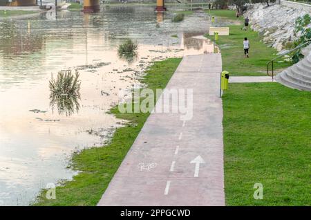 FUENGIROLA, ESPAGNE - 11 OCTOBRE 2021 : zone inondée sur les rives de la rivière Fuengirola lors d'une tempête dans la ville de Fuengirola, Andalousie, sud de l'Espagne Banque D'Images