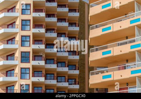 FUENGIROLA, ESPAGNE - 13 OCTOBRE 2021 : bâtiments et hôtels modernes sur le front de mer à Fuengirola, Andalousie, sud de l'Espagne Banque D'Images