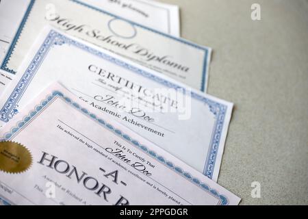 Une reconnaissance de la liste d'honneur, certificat de réussite et diplôme d'études secondaires se trouve sur la table. Documents éducatifs Banque D'Images