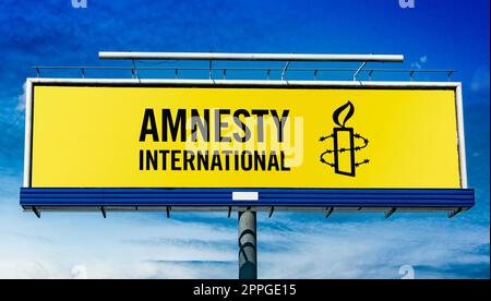 Panneau publicitaire affichant le logo d'Amnesty International Banque D'Images