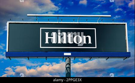 Panneau publicitaire affichant le logo de Hilton Worldwide Banque D'Images