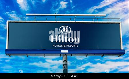 Panneau d'affichage affichant le logo des hôtels et resorts Hilton Banque D'Images