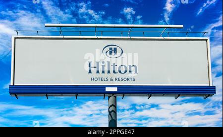 Panneau d'affichage affichant le logo des hôtels et resorts Hilton Banque D'Images