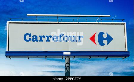 Panneau publicitaire affichant le logo de Carrefour Banque D'Images