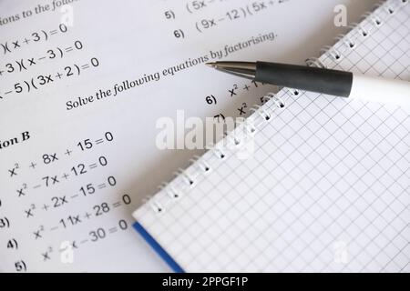 Écriture de mathématiques équation quadratique sur examen, pratique, quiz ou test en classe de maths. Concept de résolution d'équations exponentielles. Banque D'Images