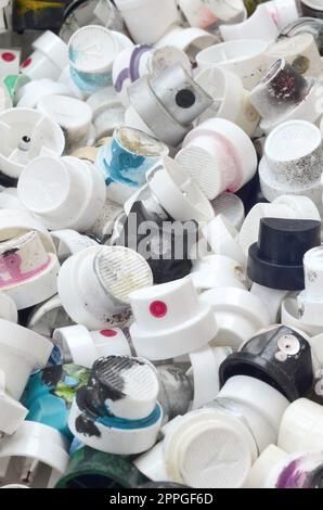 Un modèle d'un grand nombre de buses utilisées et de s'encrasser les aérosols avec peinture en aérosol. Texture de fond de la rue, art du dessin graffiti sur les murs Banque D'Images