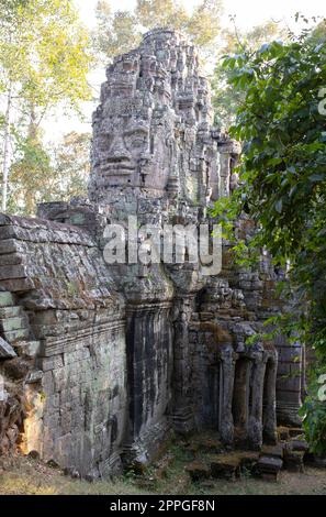 Cambodge: La porte est déserte, Angkor Thom, Angkor. Angkor Thom est situé à 1,5 km au nord d'Angkor Wat. Il a été construit à la fin du 12th siècle par le roi Jayavarman VII, et couvre une superficie de 9 km², à l'intérieur de laquelle sont situés plusieurs monuments des époques antérieures ainsi que ceux établis par Jayavarman et ses successeurs. Au centre de la ville se trouve le temple d'état de Jayavarman, le Bayon, avec les autres sites principaux regroupés autour de la place de la victoire immédiatement au nord. Banque D'Images