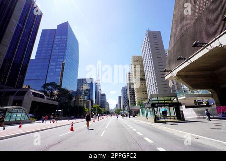 SAO PAULO, BRÉSIL - 27 NOVEMBRE 2022 : avenue Paulista avec gare de Trianon-Masp, Sao Paulo, Brésil Banque D'Images