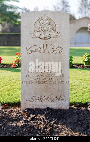 Pierre tombale du soldat musulman singapourien au cimetière de guerre du Commonwealth d'Heliopolis, le Caire, Égypte Banque D'Images