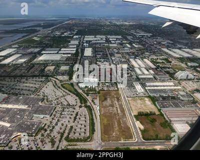 Miami de hublot d'avion le jour avec ciel bleu Banque D'Images