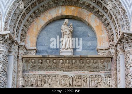 Portail décoratif au-dessus de l'entrée principale du Baptistère de Pise de Saint Jean sur la Piazza del Duomo, Pise, Italie. Banque D'Images