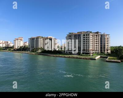 Appartements de luxe dans le port de Miami Banque D'Images