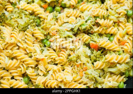 plat de pâtes avec carottes, pois et brocoli Banque D'Images