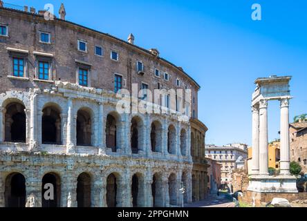 Façade ancienne du Teatro Macello (Théâtre de Marcellus) situé tout près du Colisée, Rome, Italie. Banque D'Images