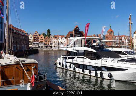 Bateaux à moteur et voiliers à la marina de Gdansk. Pologne Banque D'Images