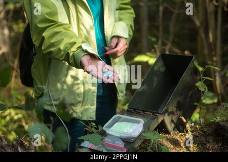 Femme joue à la chasse au Trésor. Banque D'Images