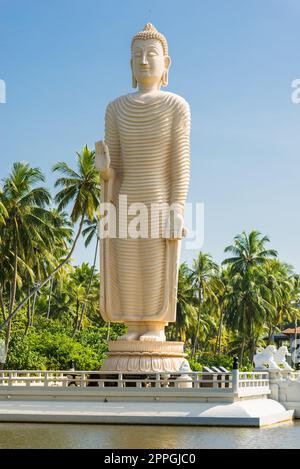 Grand Bouddha debout près de Hikkaduwa me rappelle de la catastrophe du tsunami en 2004 Banque D'Images