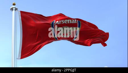 Londres, Royaume-Uni, 2022 mai : le drapeau de l'Arsenal football Club agite dans le vent par temps clair Banque D'Images