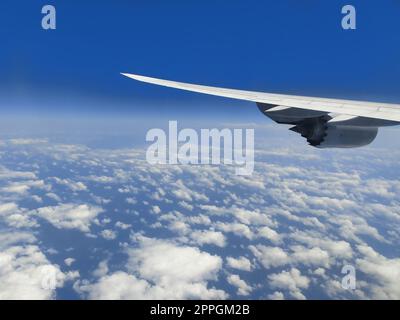 Vue depuis un avion sur un ciel bleu et des nuages blancs. Banque D'Images