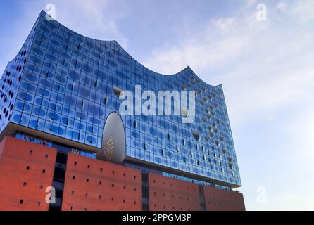 Hambourg, Allemagne - 27. Août 2022 : vue du bâtiment Hamburg Elbphilharmonie dans le port. Banque D'Images