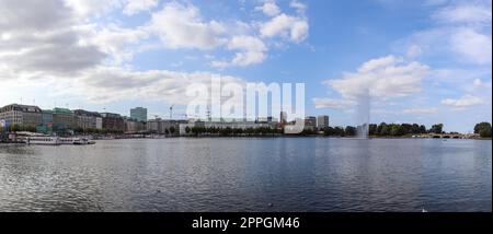 Hambourg, Allemagne - 27. Août 2022 : vue de la Skyline derrière l'Alster à Hambourg. Banque D'Images