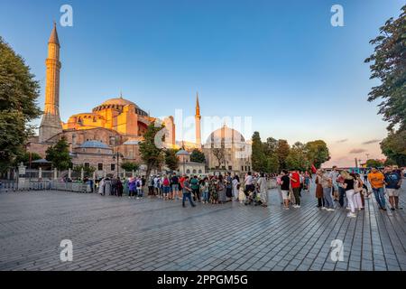 Les gens derrière Sainte-Sophie ou Ayasofya (turc), Istanbul, Turquie. Banque D'Images