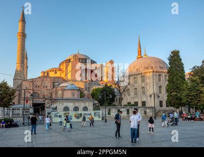 Les gens derrière Sainte-Sophie ou Ayasofya (turc), Istanbul, Turquie. Banque D'Images