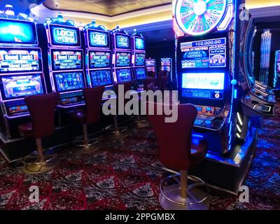 Miami, États-Unis - 29 avril 2022 : intérieur des machines à sous dans le casino de jeu à bord du nouveau bateau de croisière ou du nouveau fleuron de MSC Seashore Banque D'Images