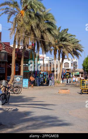 Promenade principale avec magasins et restaurants, vie quotidienne d'une petite ville exotique sur la mer Rouge, Dahab, Egypte Banque D'Images