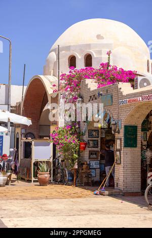 Promenade principale avec magasins et restaurants, vie quotidienne d'une petite ville exotique sur la mer Rouge, Dahab, Egypte Banque D'Images